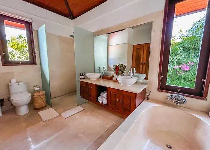 Villa The Backyard Bingin: Private Beach-view Mansion For Events *